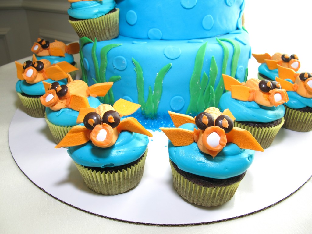 The Bride-to-be's awesome Maid of Honor made this amazing kissing fish cake and cupcakes for the party. 