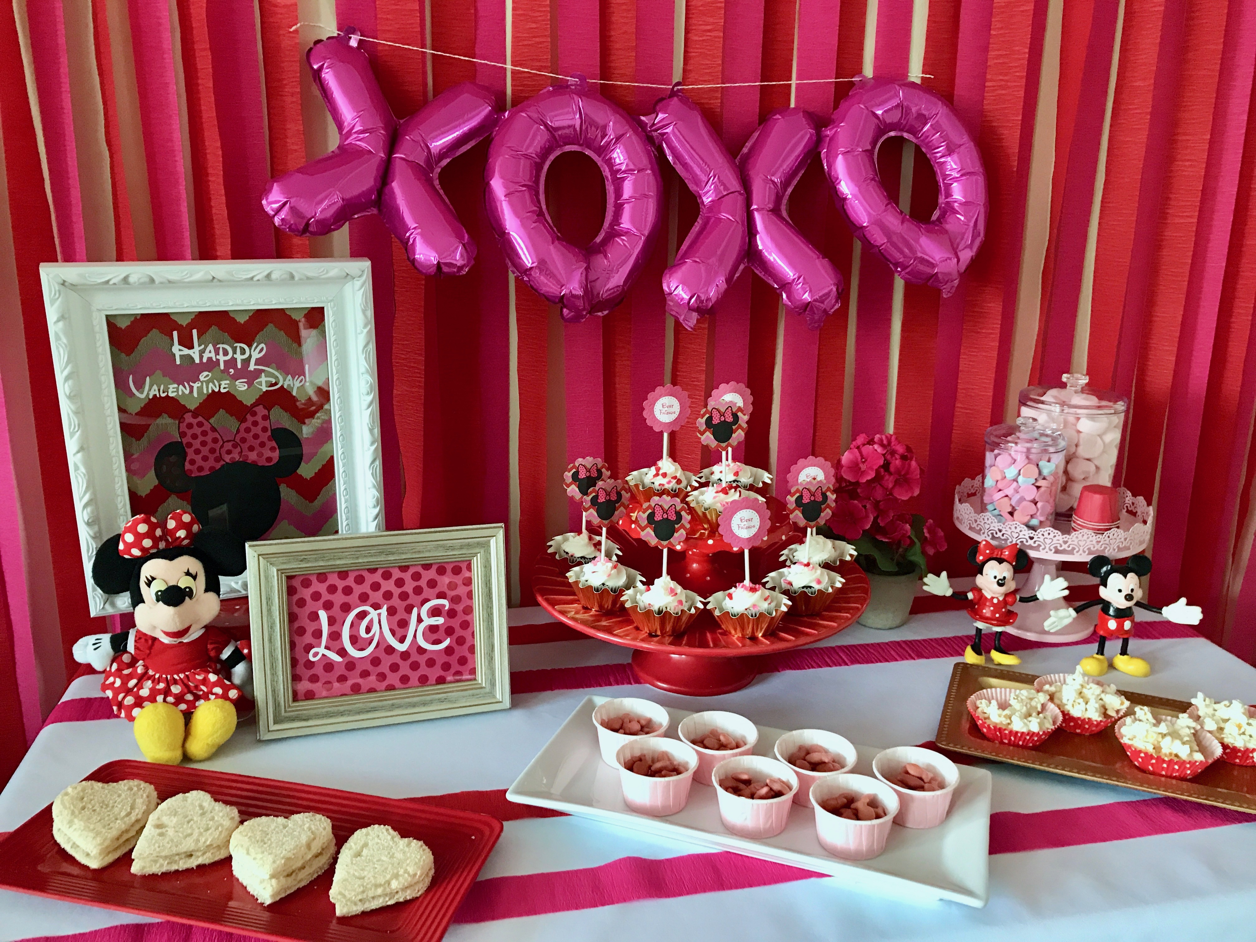 Minnie Mouse Valentine's Day Party Ideas via 11cupcakes #MinnieMouse #MinnieValentine #Valentinesparty