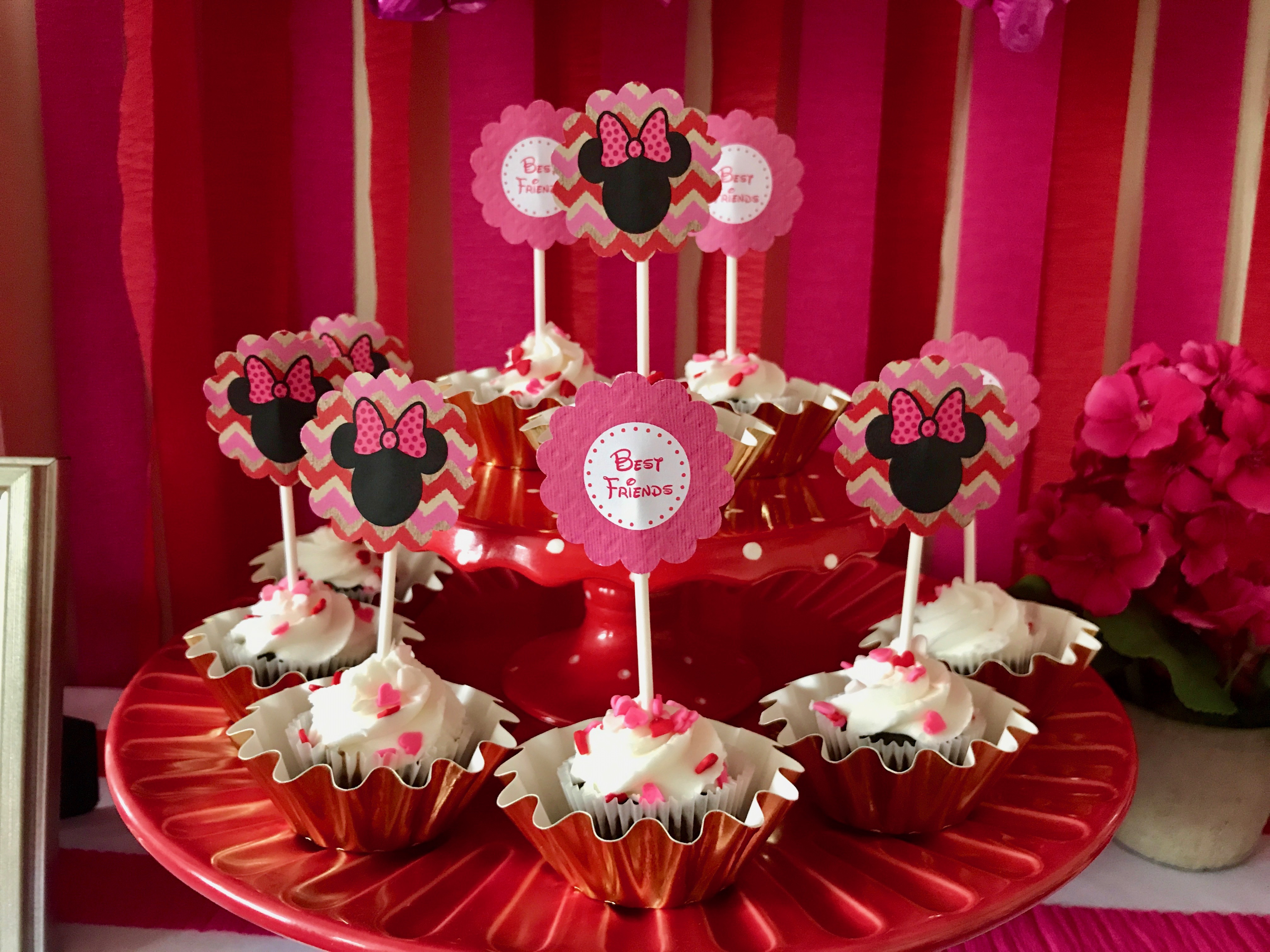 Minnie Mouse Valentine's Day Party Ideas via 11cupcakes #MinnieMouse #MinnieValentine #Valentinesparty