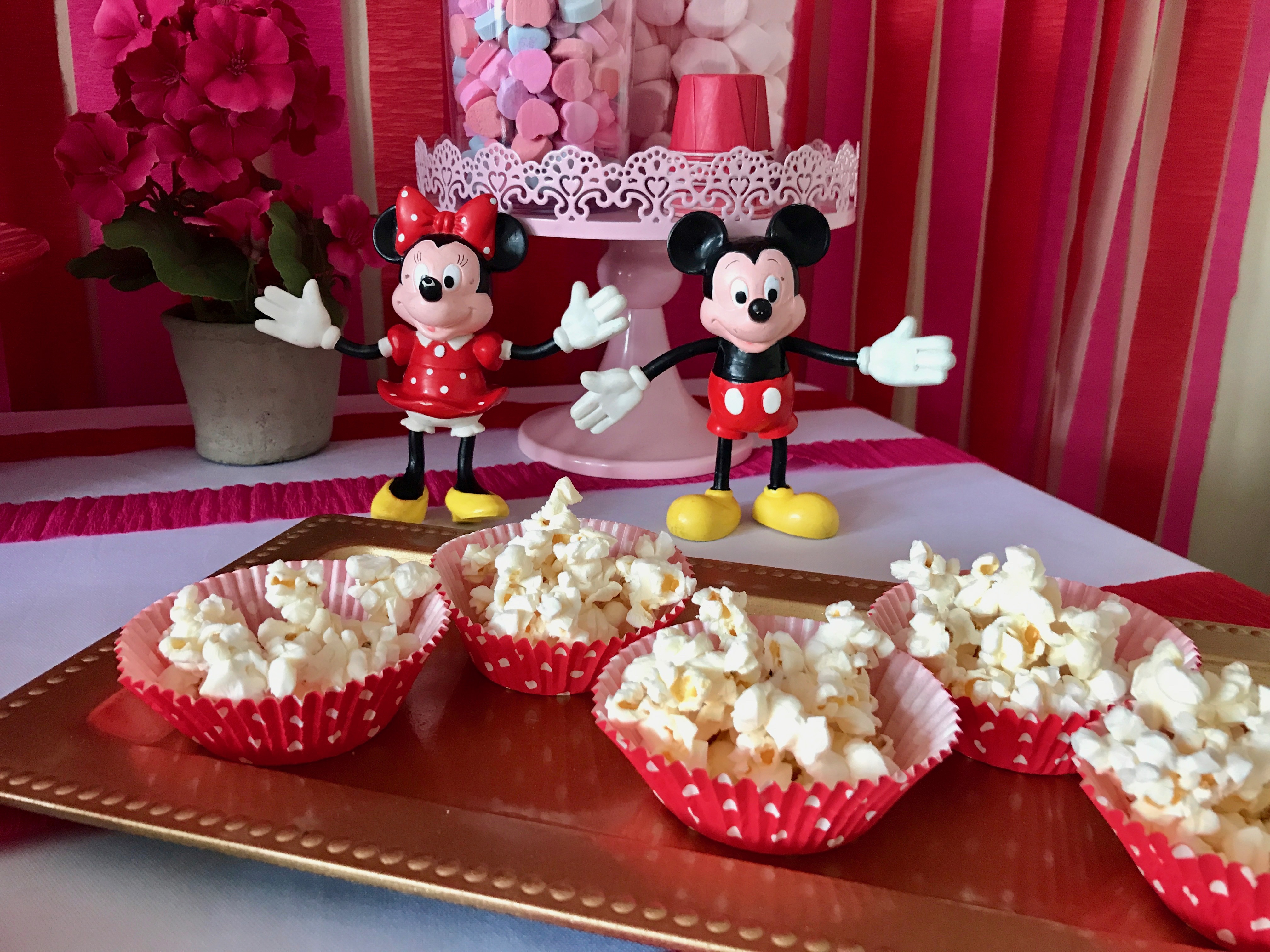 Minnie Mouse Valentine's Day Party Ideas via 11cupcakes #MinnieMouse #MinnieValentine #Valentinesparty