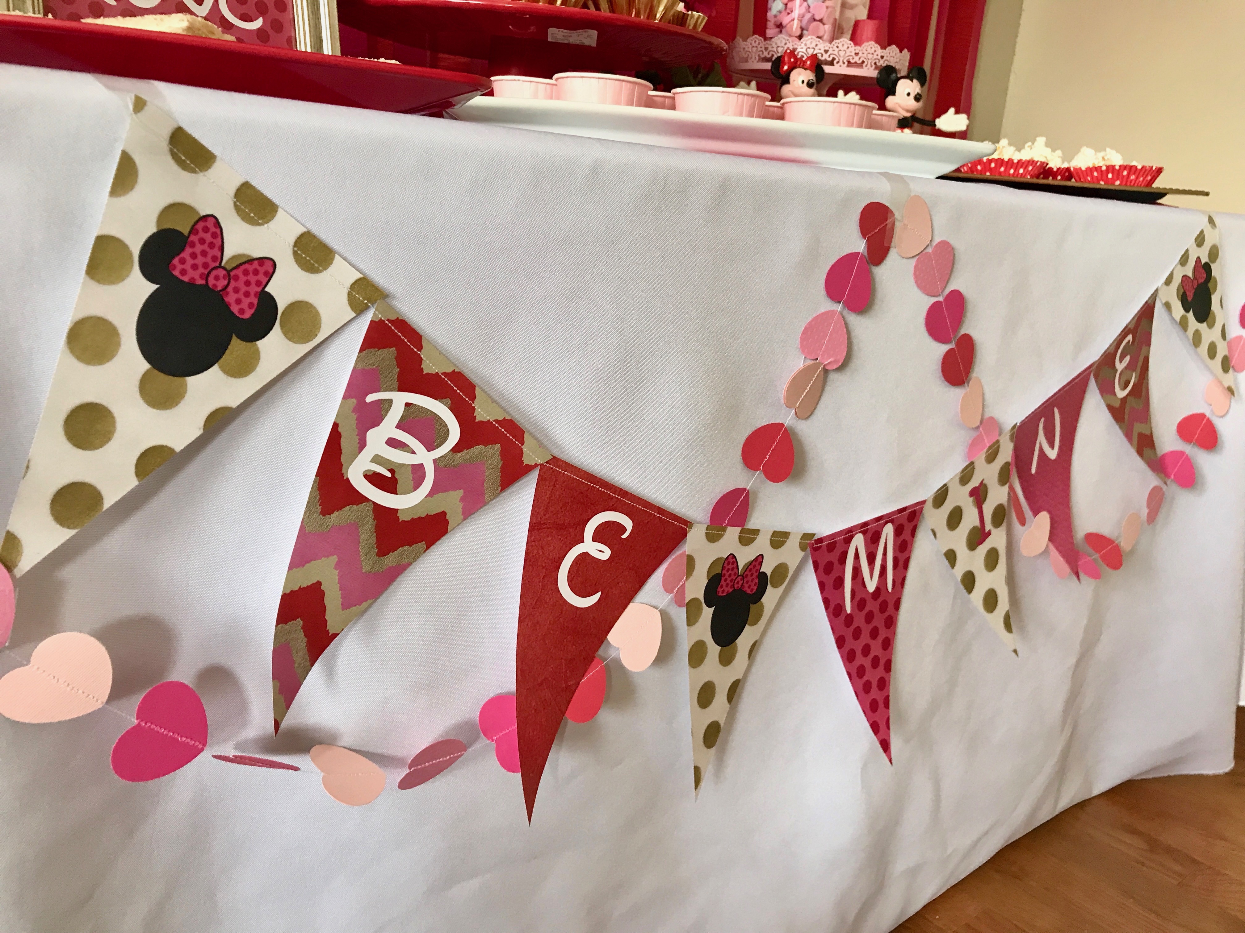 Minnie Mouse Valentine's Day Party Ideas via 11cupcakes #MinnieMouse #MinnieValentine #Valentinesparty