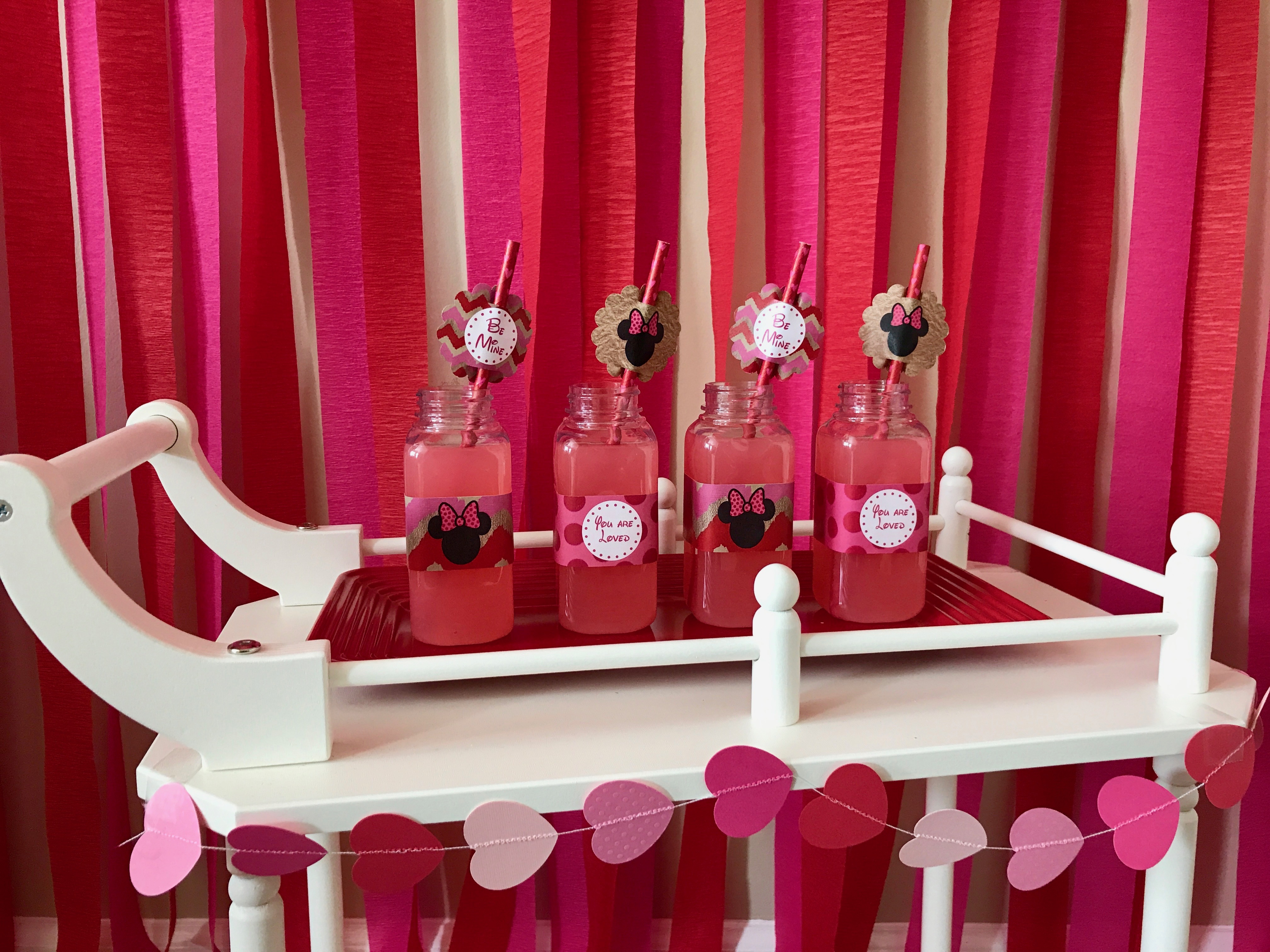 Minnie Mouse Valentine's Day Party Ideas via 11cupcakes #MinnieMouse #MinnieValentine #Valentinesparty