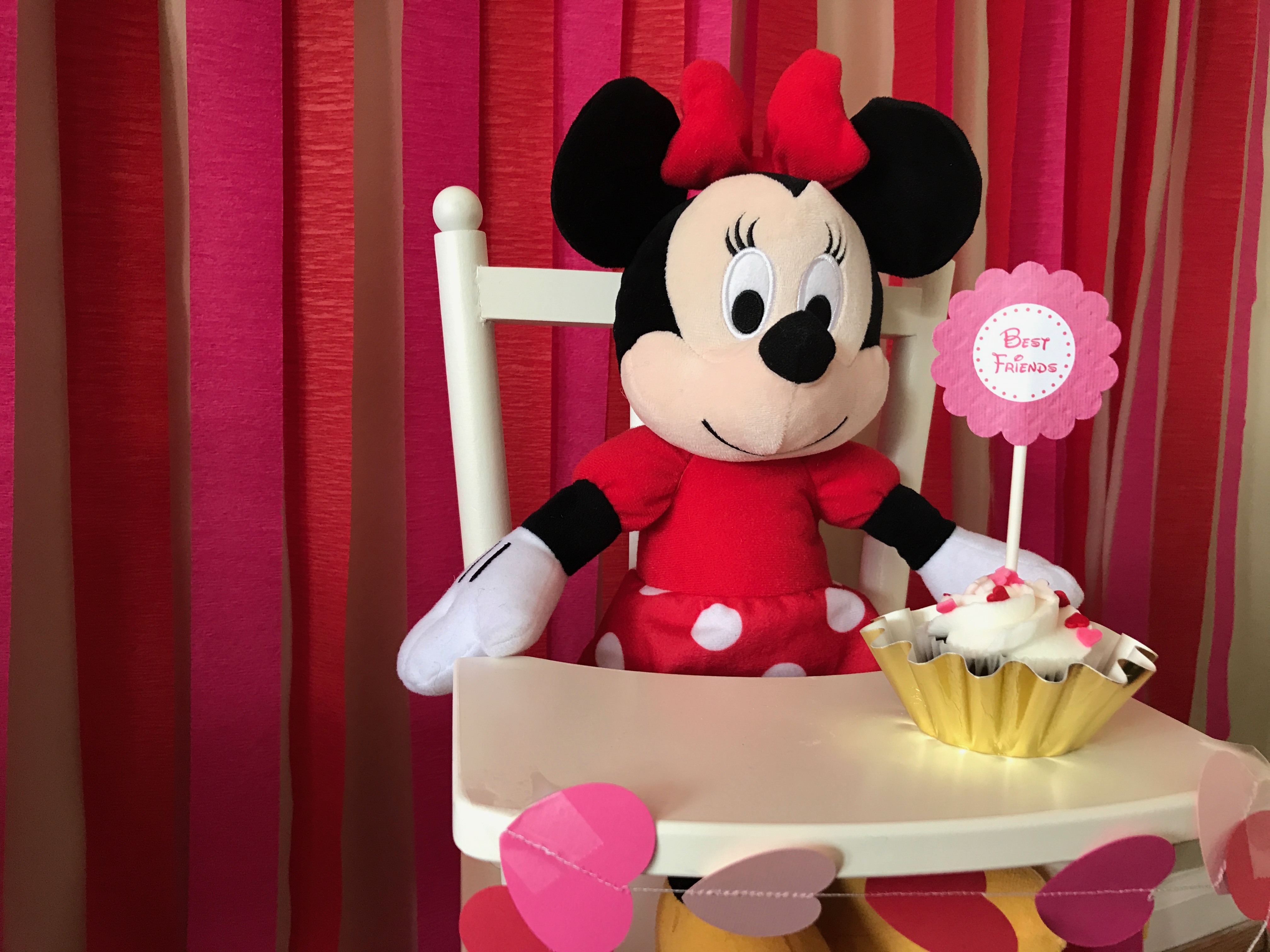 Minnie Mouse Valentine's Day Party Ideas via 11cupcakes #MinnieMouse #MinnieValentine #Valentinesparty